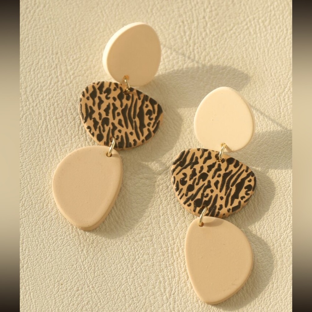 Geometric Beige Drop Earrings NEW 🏷️ - Picture 3 of 4